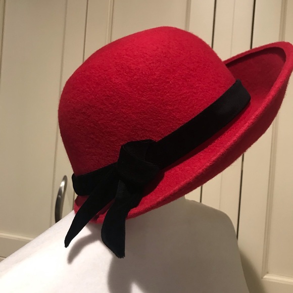 Vintage Laura Ashley Black Velvet Cloche Hat with Ruffled Band Detail LAURA ASHLEY Vintage Art Deco Style Raspberry Red Velvet Bow  main image 4